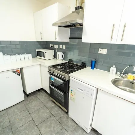 Apartament Available Close To Queen Elizabeth Hospital